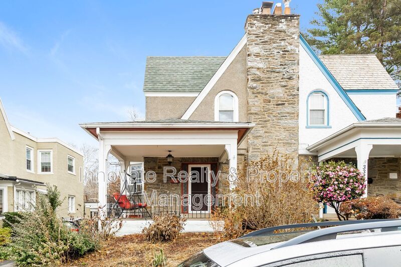 Twin Home | 2-Story Single-Family Residence 3 Bedrooms | 1 Updated Bathroom property image