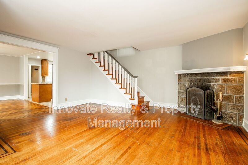 Twin Home | 2-Story Single-Family Residence 3 Bedrooms | 1 Updated Bathroom property image