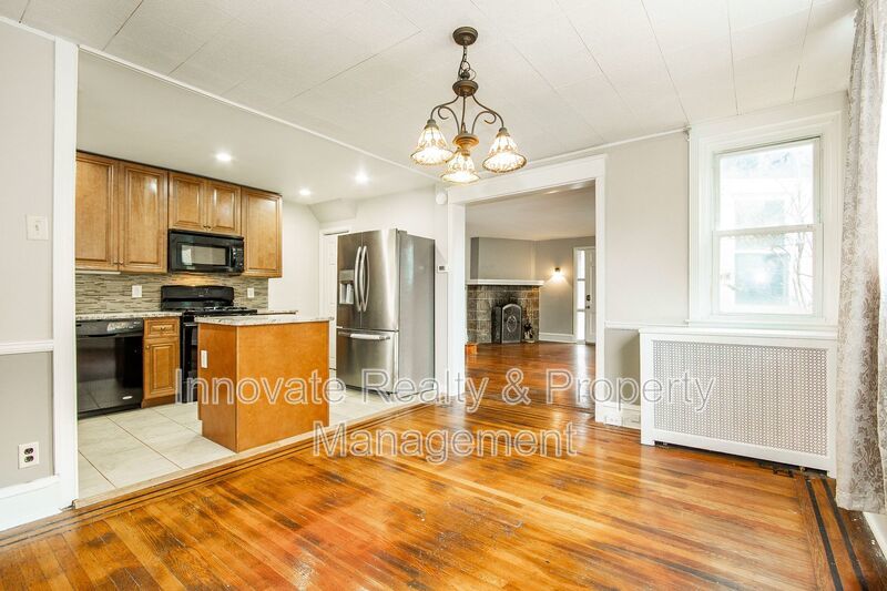 Twin Home | 2-Story Single-Family Residence 3 Bedrooms | 1 Updated Bathroom property image