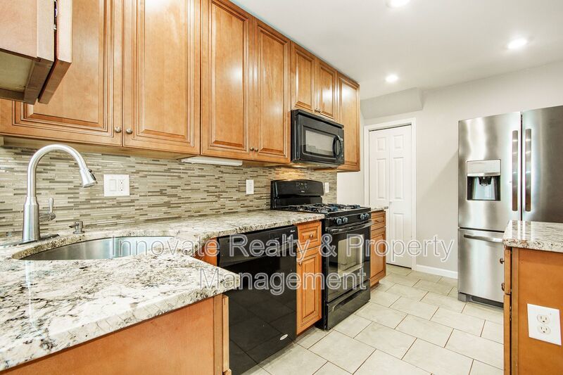 Twin Home | 2-Story Single-Family Residence 3 Bedrooms | 1 Updated Bathroom property image