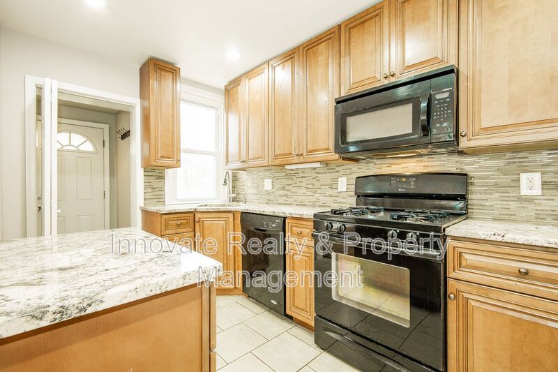 Twin Home | 2-Story Single-Family Residence 3 Bedrooms | 1 Updated Bathroom property image