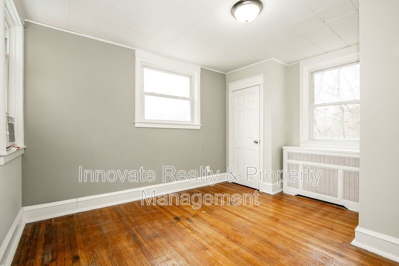 Twin Home | 2-Story Single-Family Residence 3 Bedrooms | 1 Updated Bathroom property image
