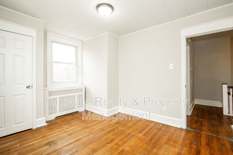 Twin Home | 2-Story Single-Family Residence 3 Bedrooms | 1 Updated Bathroom property image