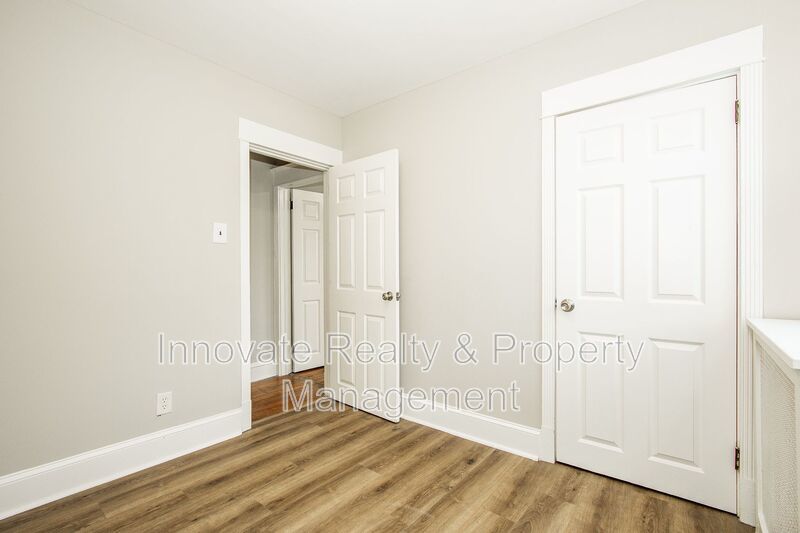 Twin Home | 2-Story Single-Family Residence 3 Bedrooms | 1 Updated Bathroom property image