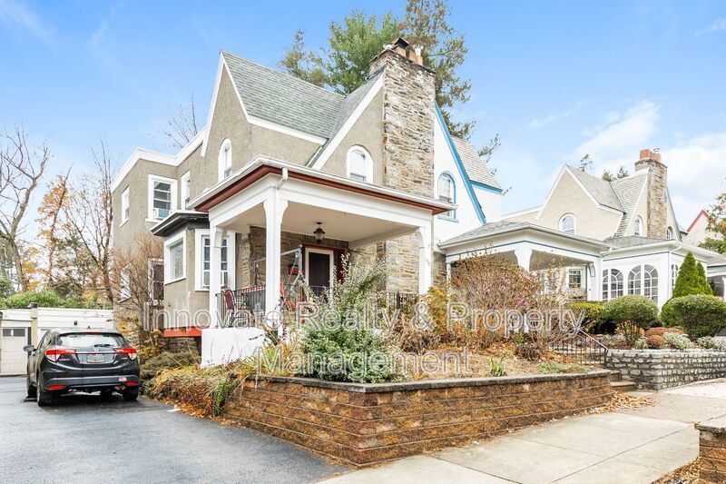 Twin Home | 2-Story Single-Family Residence 3 Bedrooms | 1 Updated Bathroom property image