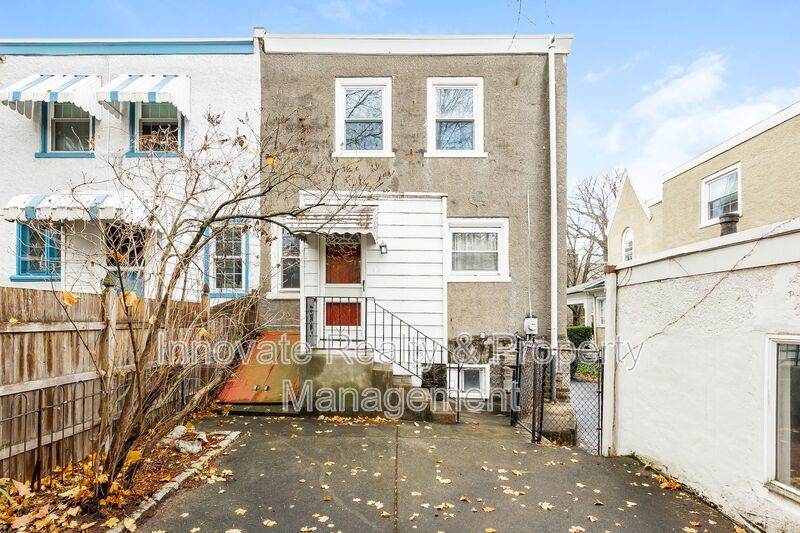 Twin Home | 2-Story Single-Family Residence 3 Bedrooms | 1 Updated Bathroom property image