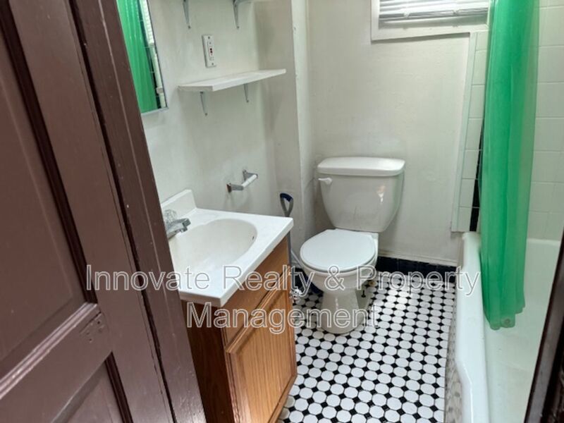3 Bedroom Apartment for Rent Spruce Hill Phila 19104 property image